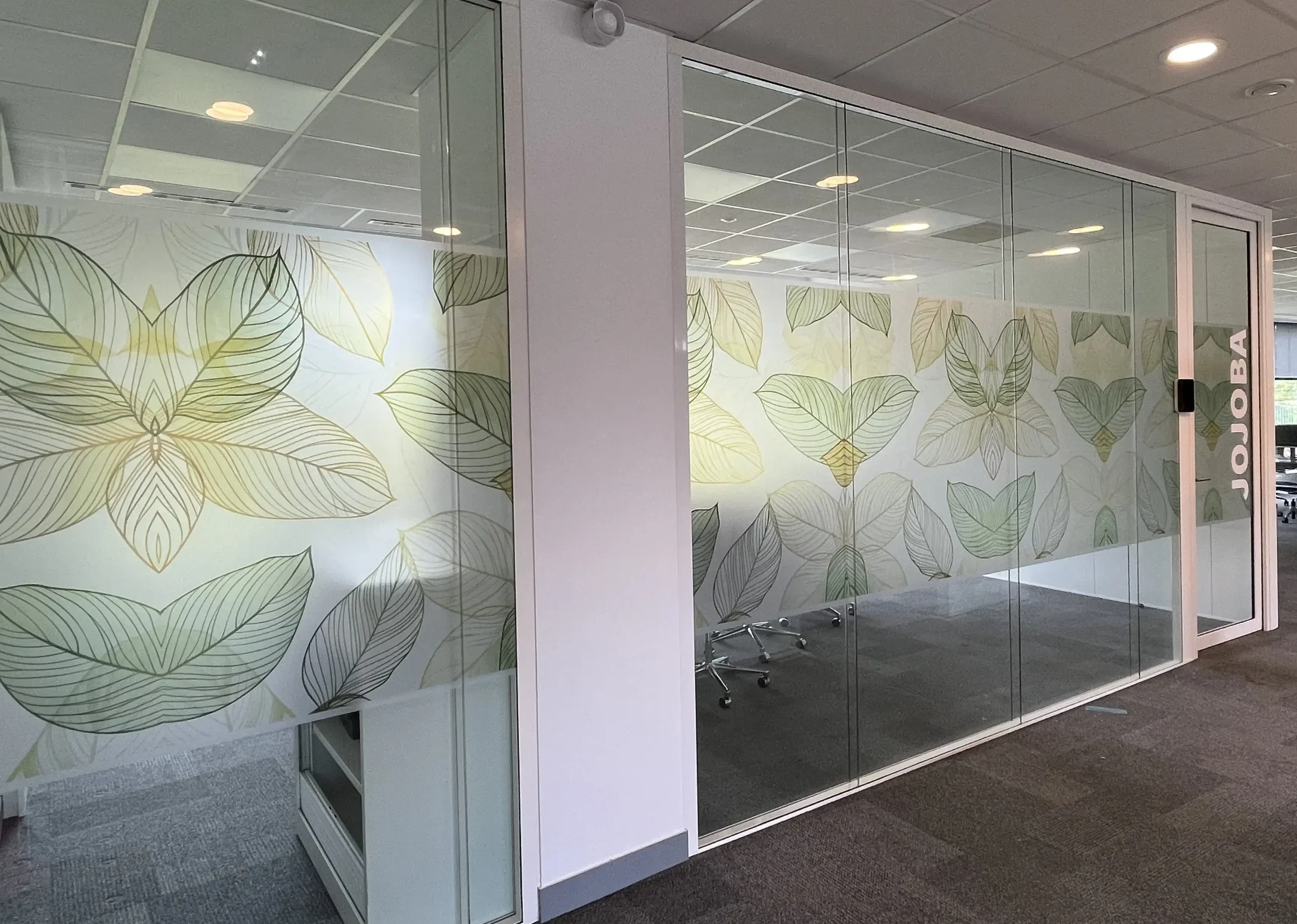 Photo vitrophanie sur vitrage intérieur décorant un open-space moderne dans un bureau d’entreprise