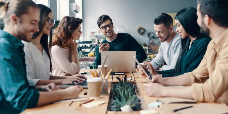 professionnel(le) de l’ADV analysant des données de vente sur ordinateur