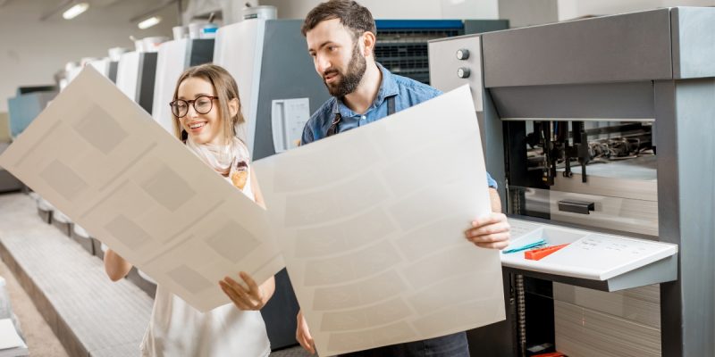 opérateur de production impression numérique analysant le rendu de l'impression