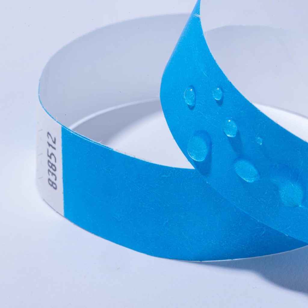 Participant portant un bracelet personnalisé lors d’un événement, solution inviolable pour contrôle d’accès